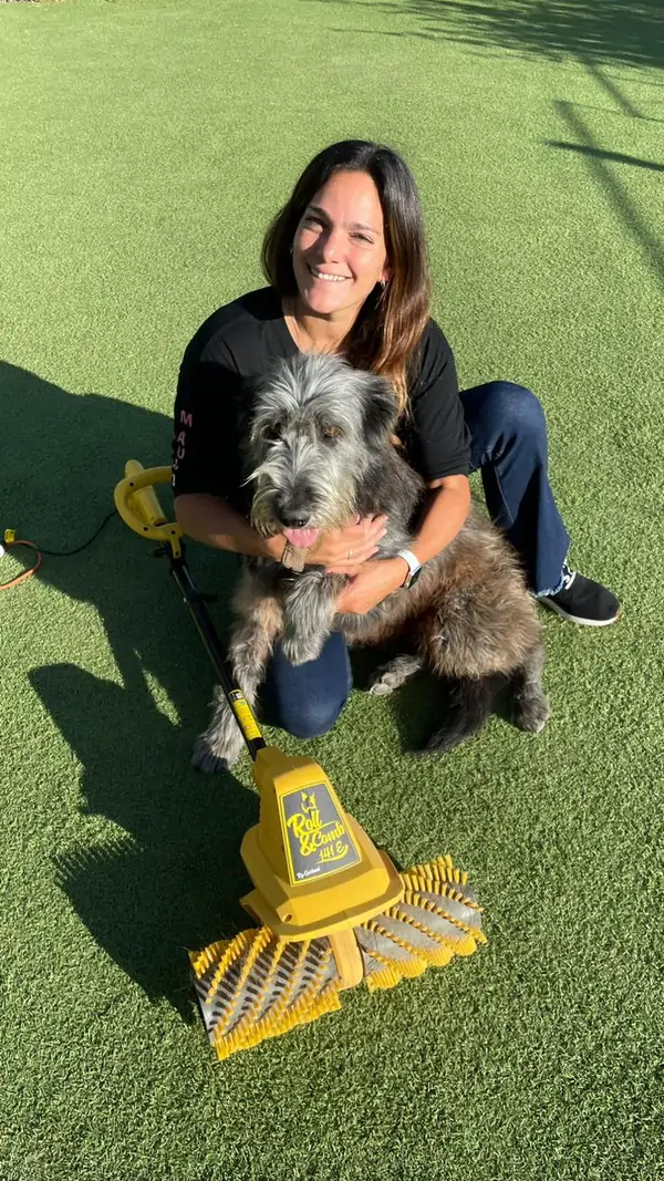 Stefania Marticorena, fundadora de Roll&Comb Chile, con su perro y la máquina