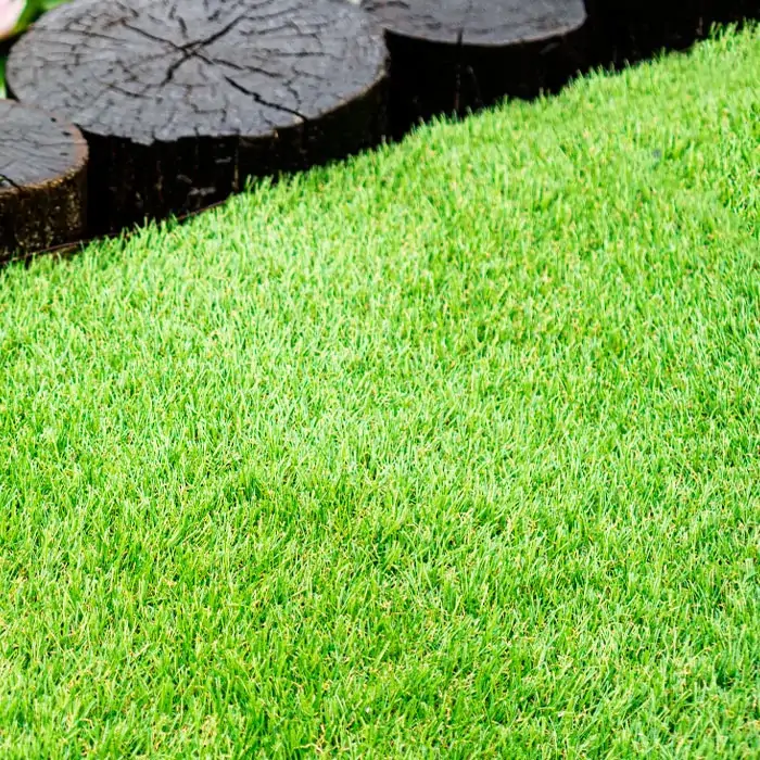 Pasto sintético limpio como nuevo